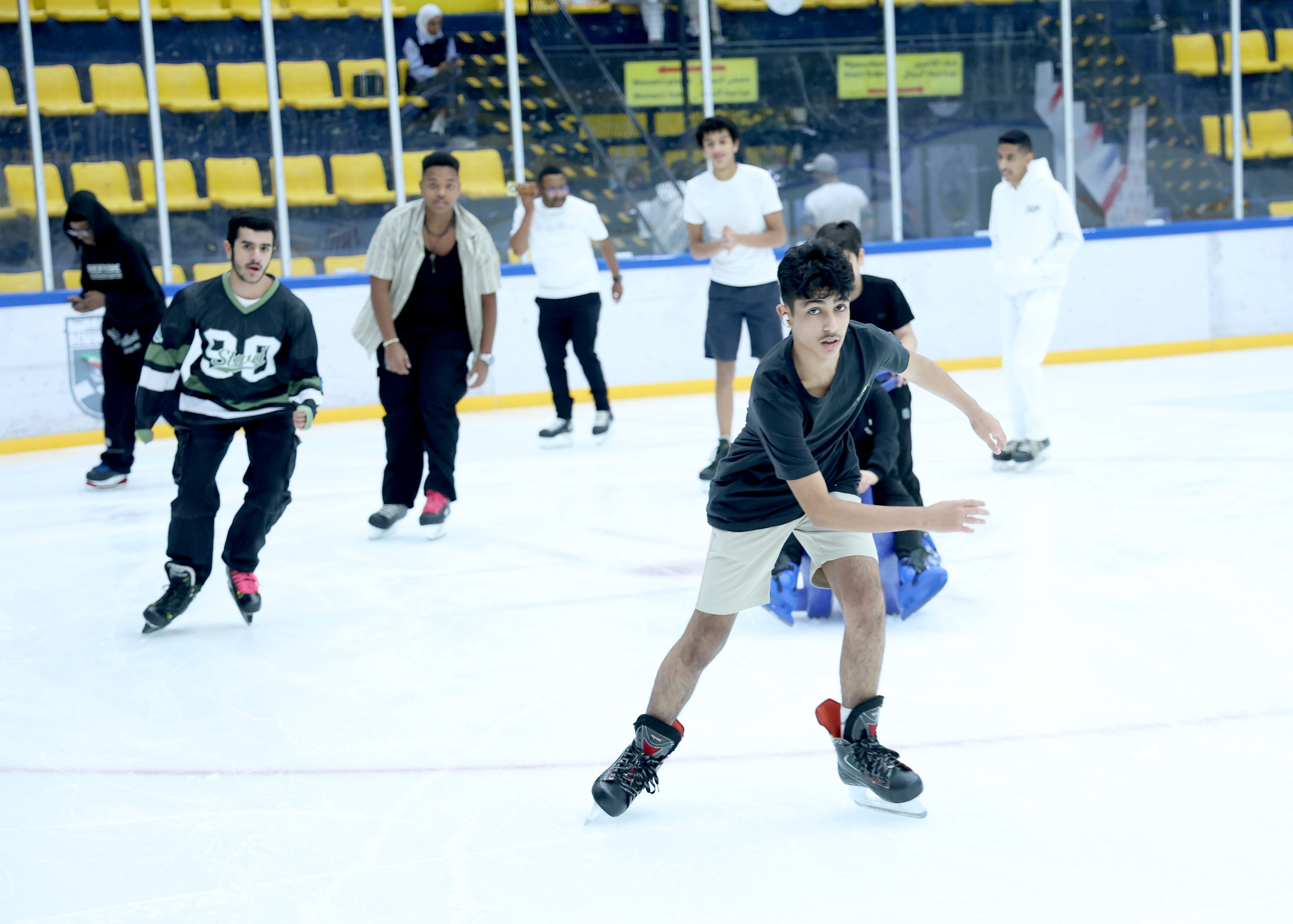 تعليم مهارات التزلج للشباب