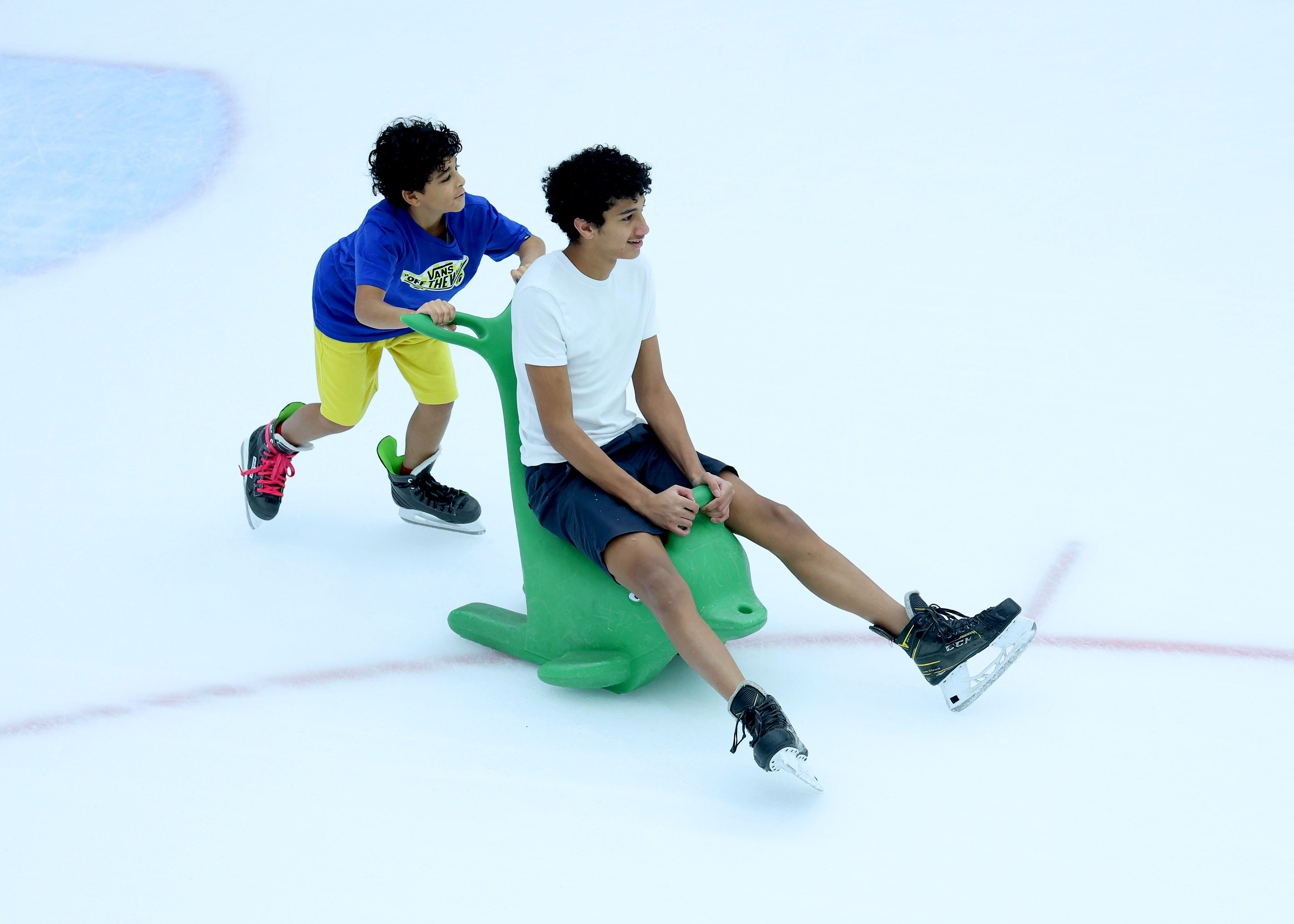 تعليم مهارات التزلج للشباب