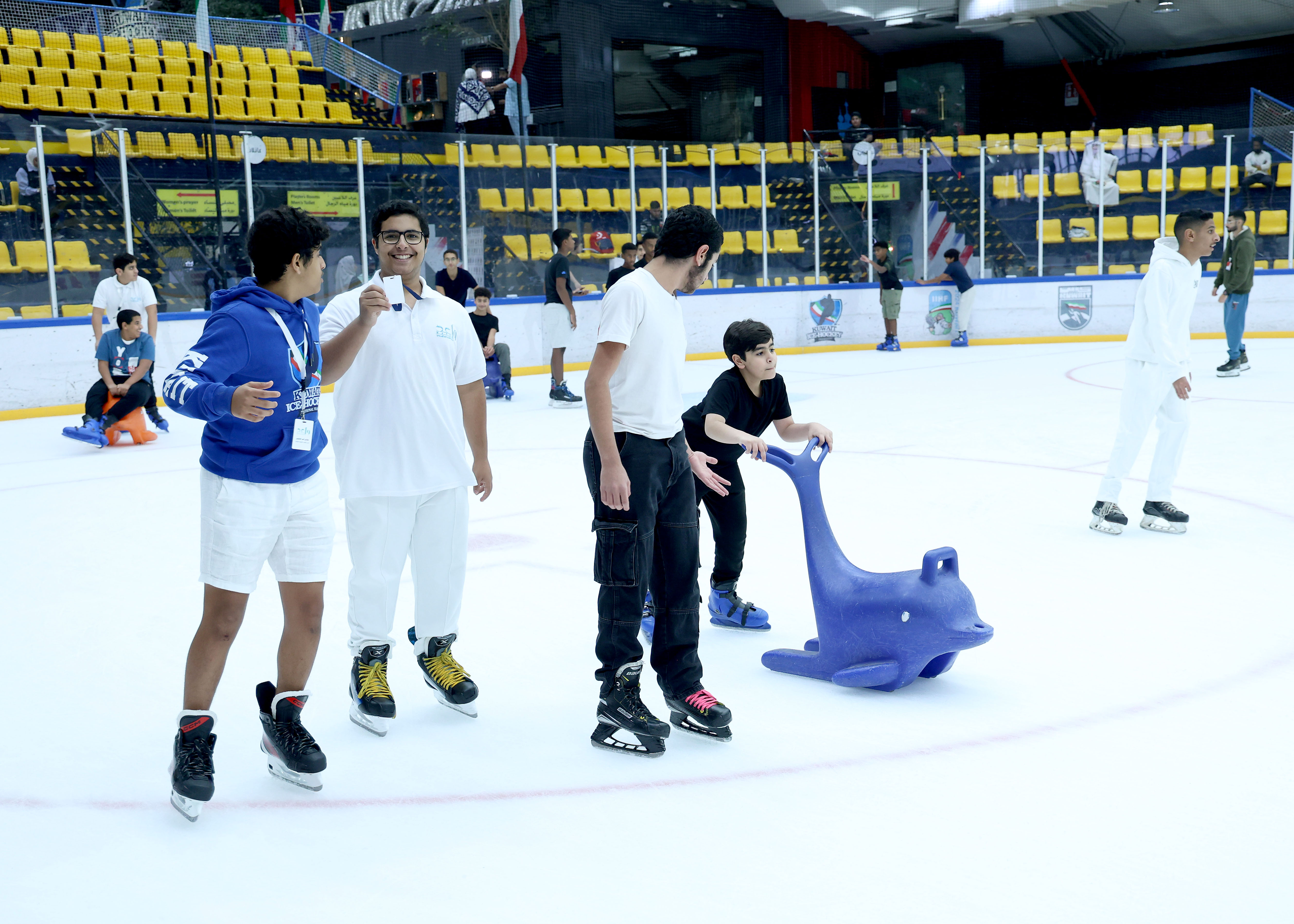 تعليم مهارات التزلج للشباب