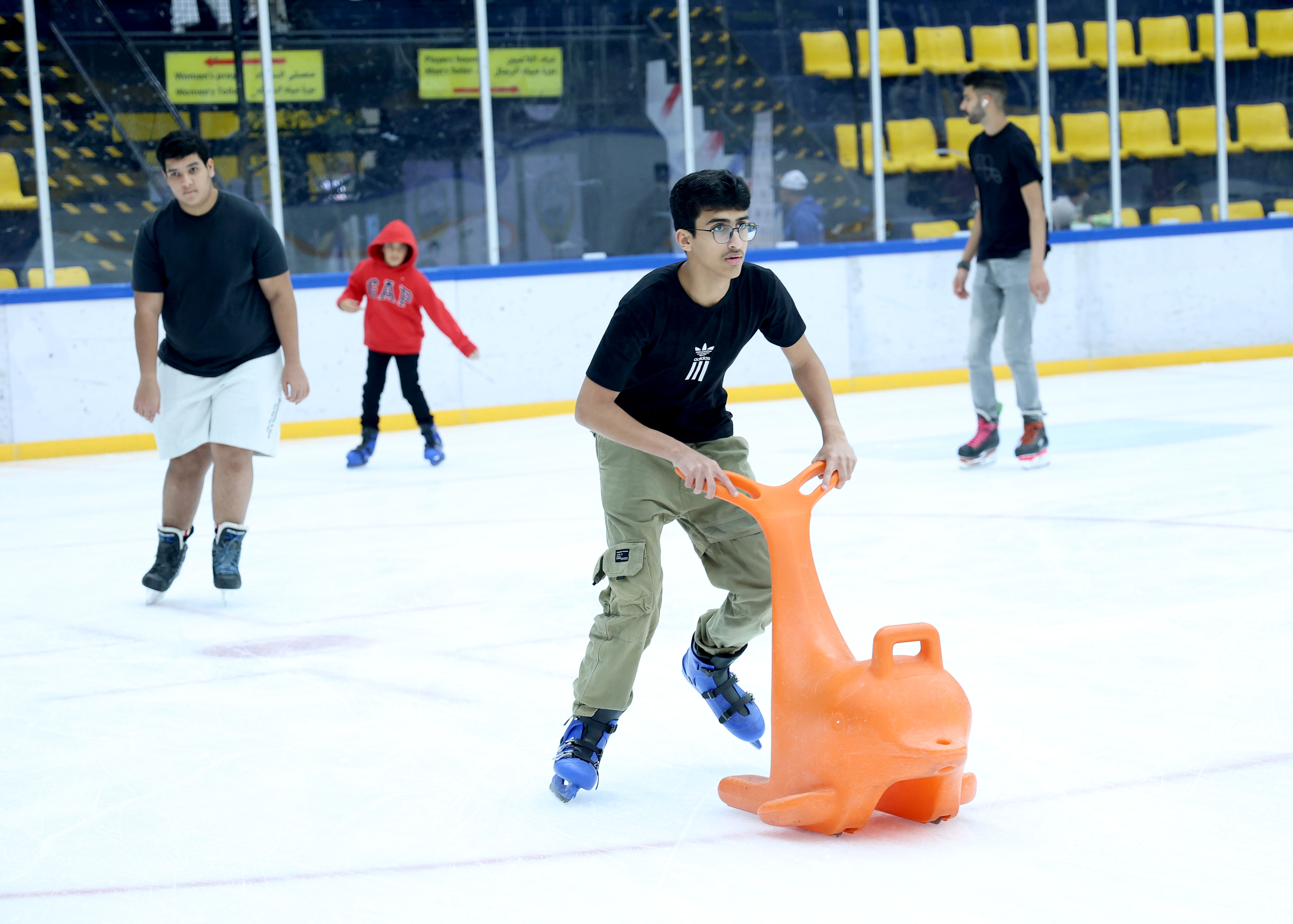 تعليم مهارات التزلج للشباب