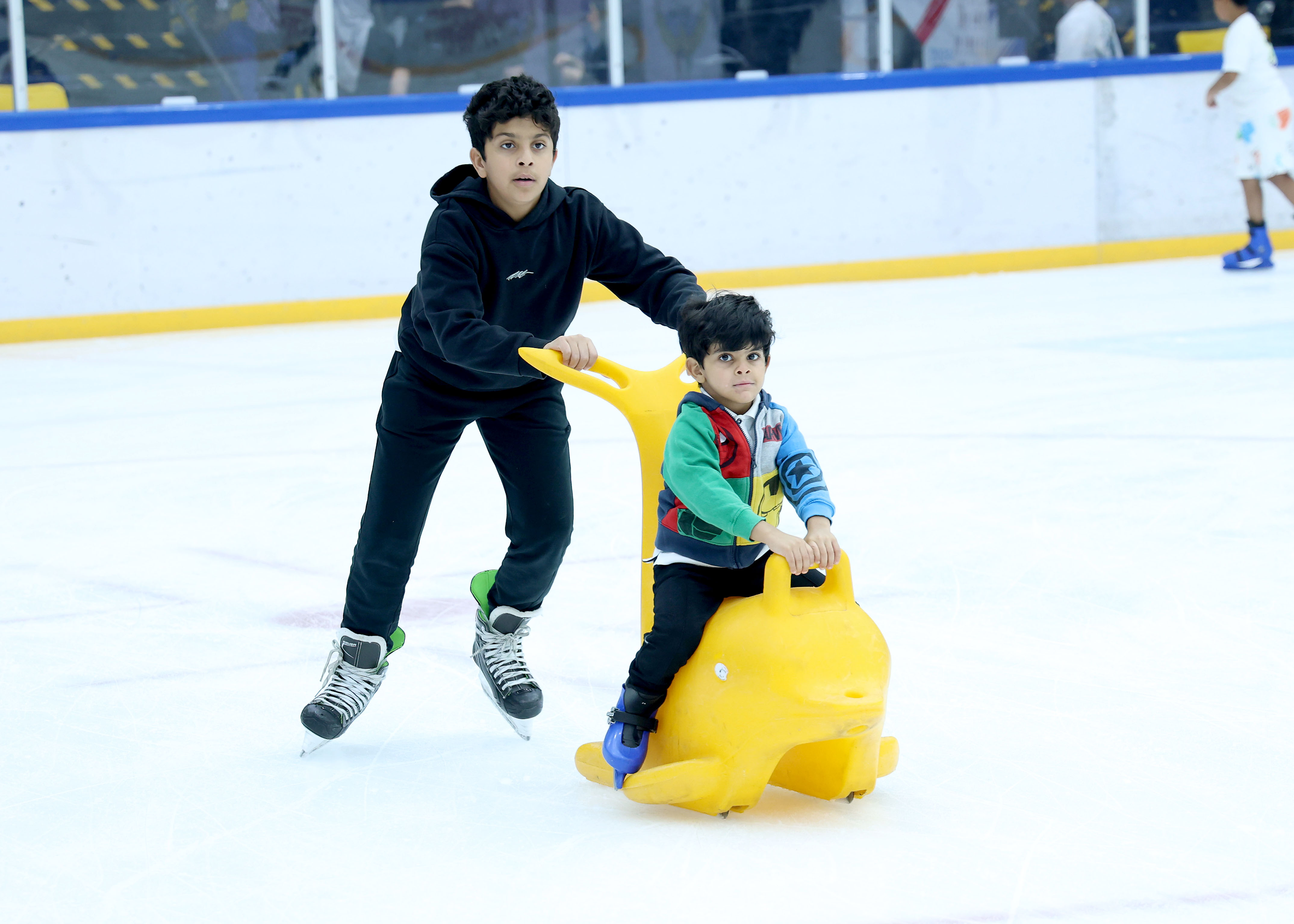 تعليم مهارات التزلج للشباب