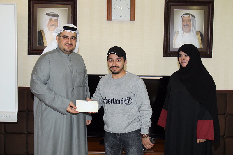 الصالح يكرم صاحب أول حجز الكتروني للساحات