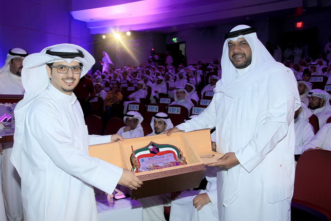 المنصور أناب عن سمو رئيس مجلس الوزراء في تكريم مواهب كرة القدم والمرعب جاسم يعقوب