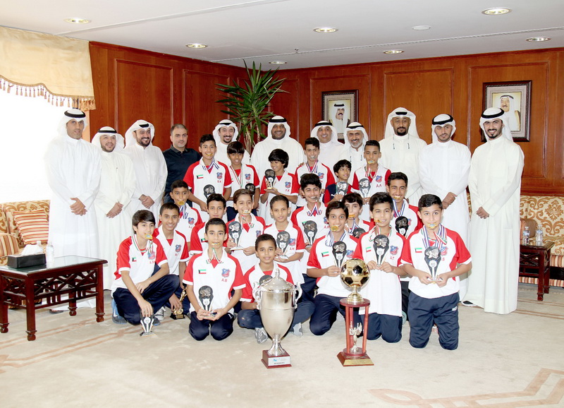 المنصور يكرم فريق براعم الكويت