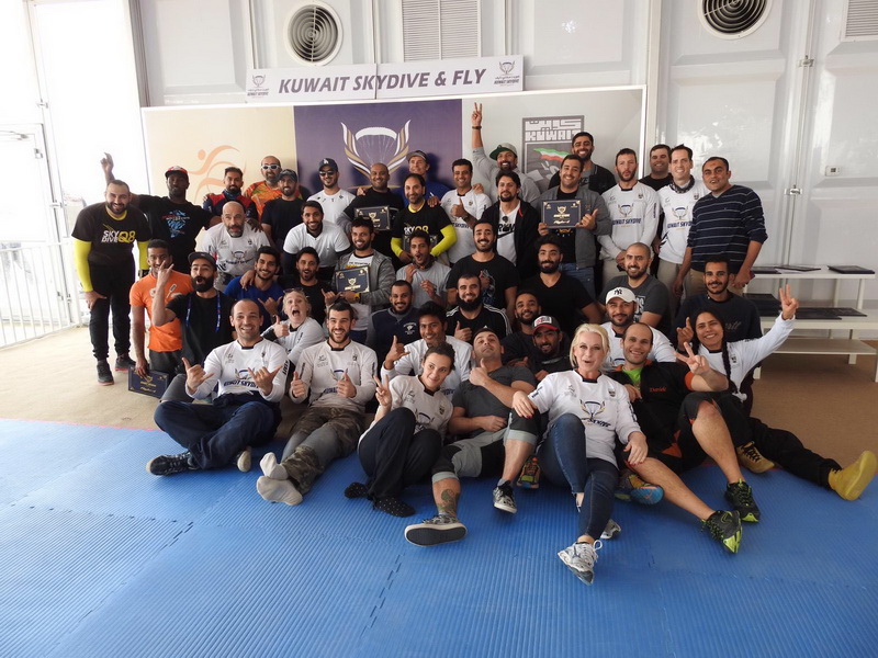 الهيئة ترعى حفل تخريج ٥٣ قافزاً من كويت سكاى دايف