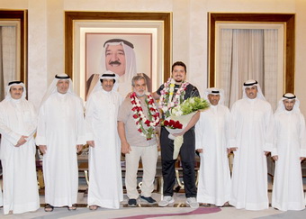 مدير إدارة الاتحادات بالهيئة خليفة الطراروة يستقبل بصالة التشريفات بطل العاب القوى الكويتي الواعد عيسى الزنكوي