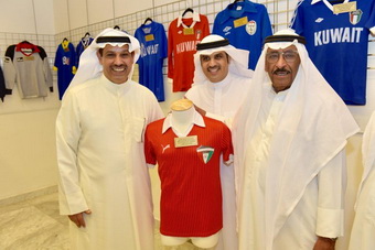 مدير عام الهيئة يزور معرض كرة القدم الكويتية