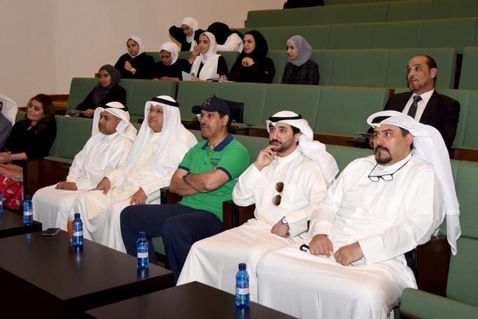 ثمن الدكتور فليطح جهد طالبات العلوم الادارية 