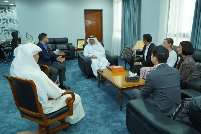 استقبال نائب المدير العام لقطاع الرياضة للجميع بالهيئة نيلسون وين الملحق الثقافي الأمريكي لدى دولة الكويت ولاعبتا المنتخب الأمريكي لكرة القدم النسائية سارة هوفمان وليزا بيرغ والمدرب جوني كولنز