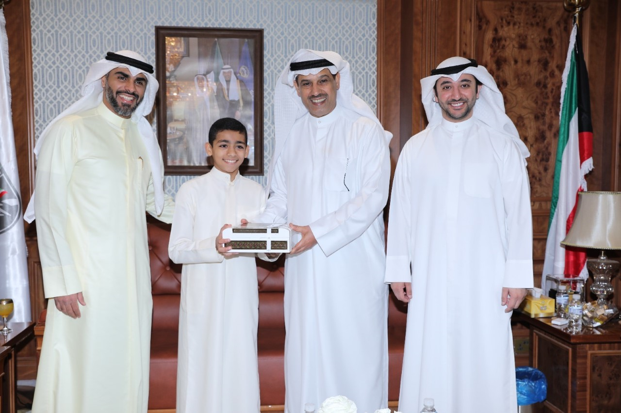 الهيئة تكرم نموذج العطاءالواعد حسين دشتي لاعب خيطان